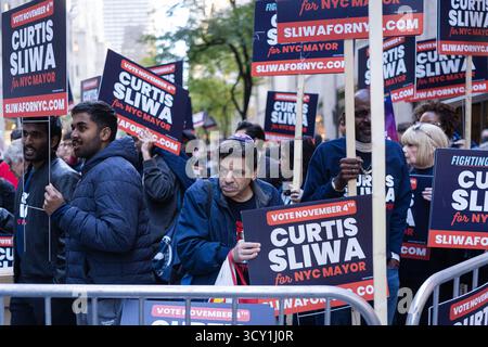 New York Ciy, USA. Oktober 2025. Zohran Mamdani, Andrew Cuomo und Curtis Silva stehen während ihrer Debattiernacht im Rockefeller Center in New York City, NY, gegenüber. Oktober 2025. (Foto: Steve Sanchez/SIPA USA). Quelle: SIPA USA/Alamy Live News Stockfoto