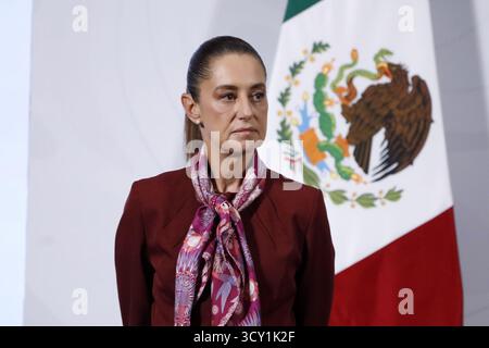Nicht exklusiv: Mexikanische Präsidentin Claudia Sheinbaum Pardo spricht über die Hilfe für die von Überschwemmungen betroffene Bevölkerung in den mexikanischen bundesstaaten Dura Stockfoto