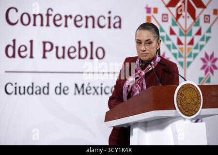 Nicht exklusiv: Mexikanische Präsidentin Claudia Sheinbaum Pardo spricht über die Hilfe für die von Überschwemmungen betroffene Bevölkerung in den mexikanischen bundesstaaten Dura Stockfoto