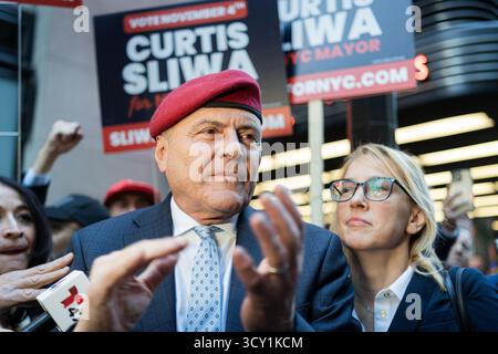 New York Ciy, USA. Oktober 2025. Zohran Mamdani, Andrew Cuomo und Curtis Silva stehen während ihrer Debattiernacht im Rockefeller Center in New York City, NY, gegenüber. Oktober 2025. (Foto: Steve Sanchez/SIPA USA). Quelle: SIPA USA/Alamy Live News Stockfoto
