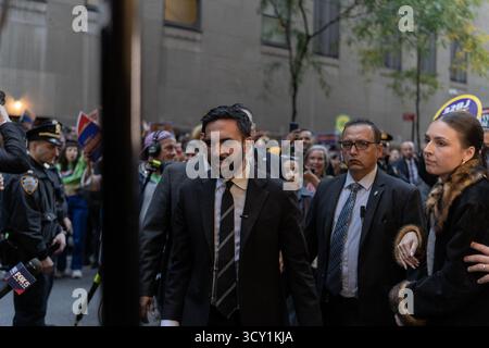 New York Ciy, USA. Oktober 2025. Zohran Mamdani, Andrew Cuomo und Curtis Silva stehen während ihrer Debattiernacht im Rockefeller Center in New York City, NY, gegenüber. Oktober 2025. (Foto: Steve Sanchez/SIPA USA). Quelle: SIPA USA/Alamy Live News Stockfoto
