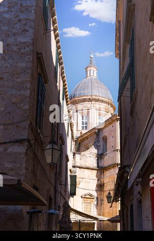 Die Kathedrale von Dubrovnik erhebt sich über die enge Altstadt Stockfoto