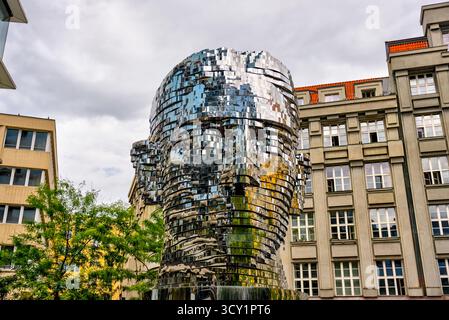Rotierender Edelstahlkopf von Franz Kafka des Künstlers David Černý in Prag, Tschechische Republik, fotografiert im Sommer 2024. Stockfoto