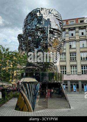 Rotierender Edelstahlkopf von Franz Kafka des Künstlers David Černý in Prag, Tschechische Republik, fotografiert im Sommer 2024. Stockfoto