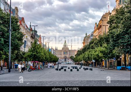 Wenzelsplatz mit Blick auf das Nationalmuseum in Prag, Tschechische Republik, mit dramatischem Himmel und frühem Abendlicht, Sommer 2024. Stockfoto