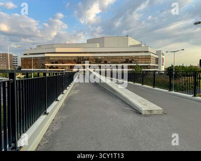 Moderne Fußgängerrampe, die zum weißen Gebäude der Technischen Nationalbibliothek im Prager Stadtteil Dejvice führt. Stockfoto