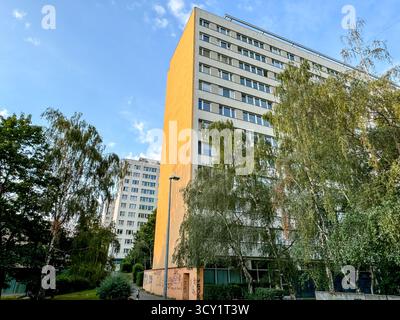 Apartmentblöcke aus der Sowjetzeit unter blauem Himmel in Prag, Tschechien, mit typisch kommunistischer Architektur. Stockfoto