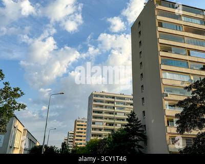 Apartmentblöcke aus der Sowjetzeit unter blauem Himmel in Prag, Tschechien, mit typisch kommunistischer Architektur. Stockfoto
