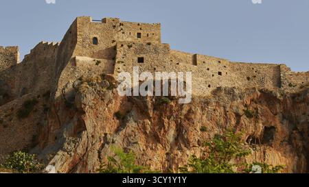 Historische Burgmauer auf felsigen Klippen unter klarem Himmel, Monemvasia, Monemvassia, Malvasy, byzantinische Kleinstadt, felsige Insel, Festung, Laconia, Peloponn Stockfoto