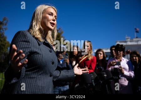 Washington, Vereinigte Staaten. Oktober 2025. Pressesprecherin Karoline Leavitt spricht mit Reportern vor dem Westflügel des Weißen Hauses in Washington, DC, USA, Donnerstag, 16. Oktober. 2025. Vermerk: Francis Chung/Pool über CNP/dpa/Alamy Live News Stockfoto
