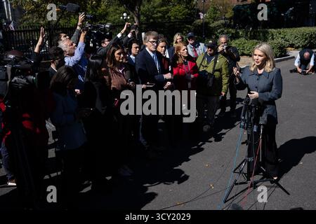Washington, Vereinigte Staaten. Oktober 2025. Pressesprecherin Karoline Leavitt spricht mit Reportern vor dem Westflügel des Weißen Hauses in Washington, DC, USA, Donnerstag, 16. Oktober. 2025. Vermerk: Francis Chung/Pool über CNP/dpa/Alamy Live News Stockfoto