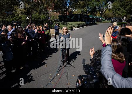 Washington, Vereinigte Staaten. Oktober 2025. Pressesprecherin Karoline Leavitt spricht mit Reportern vor dem Westflügel des Weißen Hauses in Washington, DC, USA, Donnerstag, 16. Oktober. 2025. Vermerk: Francis Chung/Pool über CNP/dpa/Alamy Live News Stockfoto