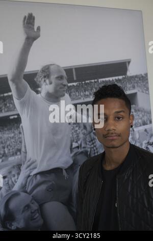 DEU Hamburg britischer Fußballspieler Michael Mancienne vor einem Foto der Fußballlegende Uwe Seeler. Deutschland Hamburg britischer Fußballspieler Michael man Stockfoto