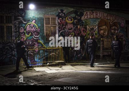 DEU Deutschland Berlin Szene auf dem ROHSTANDORT Berlin-Friedrichsain. Polizeirundfahrt Stockfoto