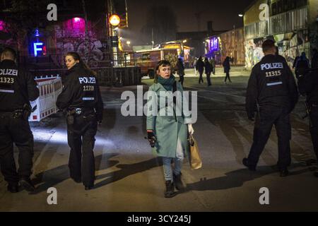 DEU Deutschland Berlin Szene auf dem ROHSTANDORT Berlin-Friedrichsain. Polizeirundfahrt Stockfoto