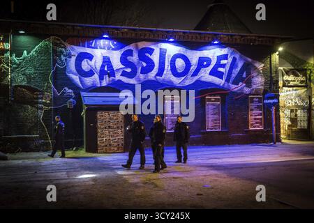 DEU Deutschland Berlin Szene auf dem ROHSTANDORT Berlin-Friedrichsain. Polizeirundfahrt Stockfoto