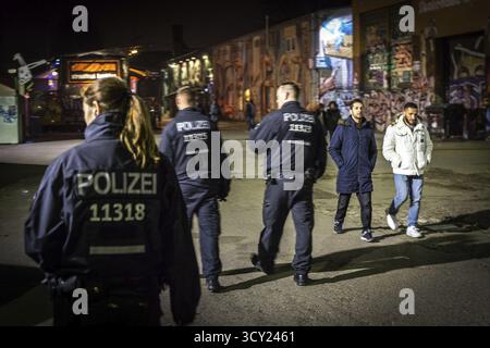 DEU Deutschland Berlin Szene auf dem ROHSTANDORT Berlin-Friedrichsain. Polizeirundfahrt Stockfoto