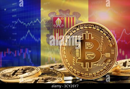 Investoren in Kryptowährung und Blockchain-Technologie in Andorra, Konzept. Bitcoin mit Andorra-Flagge im Hintergrund Stockfoto