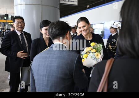 Busan, Südkorea. Oktober 2025. Kronprinzessin Victoria kommt am 17. Oktober 2025 am Bahnhof Busan in Südkorea an. Die schwedische Kronprinzessin Victoria besucht vom 15. Bis 17. Oktober offiziell Südkorea. Foto: Jessica Gow/TT/Code 10070 dieser Text ist automatisch übersetzt Credit: TT News Agency/Alamy Live News Stockfoto