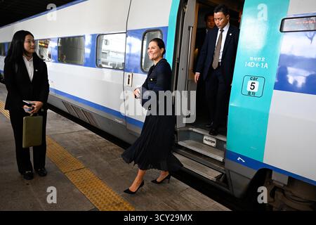 Busan, Südkorea. Oktober 2025. Kronprinzessin Victoria kommt am 17. Oktober 2025 am Bahnhof Busan in Südkorea an. Die schwedische Kronprinzessin Victoria besucht vom 15. Bis 17. Oktober offiziell Südkorea. Foto: Jessica Gow/TT/Code 10070 dieser Text ist automatisch übersetzt Credit: TT News Agency/Alamy Live News Stockfoto