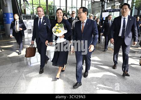 Busan, Südkorea. Oktober 2025. Kronprinzessin Victoria kommt am 17. Oktober 2025 am Bahnhof Busan in Südkorea an. Die schwedische Kronprinzessin Victoria besucht vom 15. Bis 17. Oktober offiziell Südkorea. Foto: Jessica Gow/TT/Code 10070 dieser Text ist automatisch übersetzt Credit: TT News Agency/Alamy Live News Stockfoto