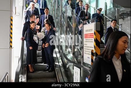 Busan, Südkorea. Oktober 2025. Kronprinzessin Victoria kommt am 17. Oktober 2025 am Bahnhof Busan in Südkorea an. Die schwedische Kronprinzessin Victoria besucht vom 15. Bis 17. Oktober offiziell Südkorea. Foto: Jessica Gow/TT/Code 10070 dieser Text ist automatisch übersetzt Credit: TT News Agency/Alamy Live News Stockfoto