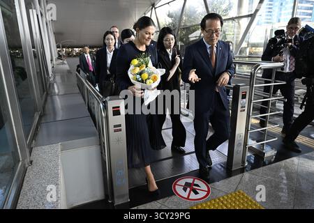 Busan, Südkorea. Oktober 2025. Kronprinzessin Victoria kommt am 17. Oktober 2025 am Bahnhof Busan in Südkorea an. Die schwedische Kronprinzessin Victoria besucht vom 15. Bis 17. Oktober offiziell Südkorea. Foto: Jessica Gow/TT/Code 10070 dieser Text ist automatisch übersetzt Credit: TT News Agency/Alamy Live News Stockfoto