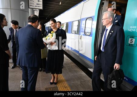 Busan, Südkorea. Oktober 2025. Kronprinzessin Victoria kommt am 17. Oktober 2025 am Bahnhof Busan in Südkorea an. Die schwedische Kronprinzessin Victoria besucht vom 15. Bis 17. Oktober offiziell Südkorea. Foto: Jessica Gow/TT/Code 10070 dieser Text ist automatisch übersetzt Credit: TT News Agency/Alamy Live News Stockfoto