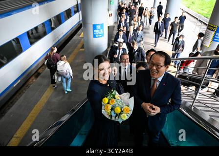 Busan, Südkorea. Oktober 2025. Kronprinzessin Victoria kommt am 17. Oktober 2025 am Bahnhof Busan in Südkorea an. Die schwedische Kronprinzessin Victoria besucht vom 15. Bis 17. Oktober offiziell Südkorea. Foto: Jessica Gow/TT/Code 10070 dieser Text ist automatisch übersetzt Credit: TT News Agency/Alamy Live News Stockfoto