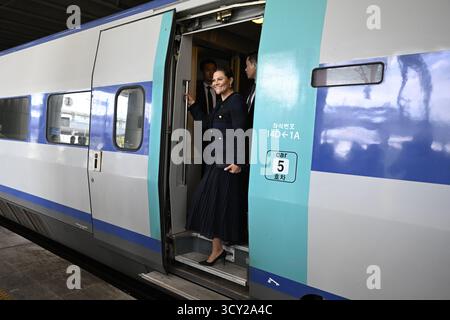 Busan, Südkorea. Oktober 2025. Kronprinzessin Victoria kommt am 17. Oktober 2025 am Bahnhof Busan in Südkorea an. Die schwedische Kronprinzessin Victoria besucht vom 15. Bis 17. Oktober offiziell Südkorea. Foto: Jessica Gow/TT/Code 10070 dieser Text ist automatisch übersetzt Credit: TT News Agency/Alamy Live News Stockfoto