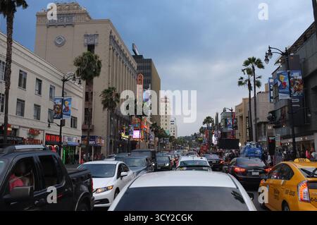 Hollywood Boulevard in Los Angeles, Kalifornien. Es ist eine Hauptstraße, die für ihre Unterhaltungsattraktionen und Sehenswürdigkeiten bekannt ist. Stockfoto