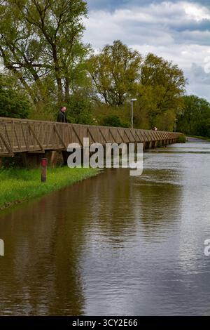 Mann auf der Fußgängerbrücke in Sutton Gault überflutet, 2012 Stockfoto