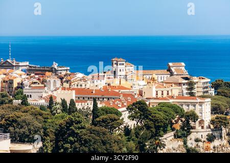 Malerischer Blick auf das Viertel Le Rocher in Monaco mit dem Fürstenpalast und den Dächern der Altstadt mit Blick auf das Mittelmeer Stockfoto
