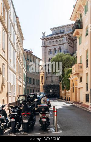 Monaco, Monaco - 28. Juni 2025: Ruhige, enge Straße im historischen Zentrum von Monaco mit Blick auf die Kathedrale unserer Lieben Frau Unbefleckten Stockfoto