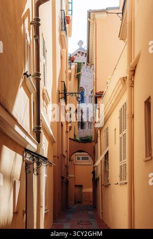 Monaco, Monaco - 28. Juni 2025: Ruhige, enge Straße im historischen Zentrum von Monaco mit Blick auf die Kathedrale unserer Lieben Frau Unbefleckten Stockfoto