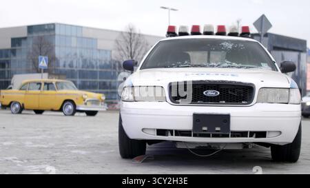 Vancouver, Kanada - Januar 2025: Polizist parkt in urbaner Winterumgebung. Aktion Stockfoto