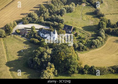 Luftaufnahme, katholische Pfarrkirche St. Clemens, Hellinghausen, Lippstadt, Kreis Soest, Nordrhein-Westfalen, Deutschland, am Kirchplatz, Ort von Stockfoto