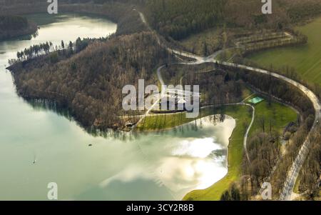 Luftaufnahme, Parkplatz und Ausflugsrestaurant an der Hennetalsperre, H1, Hennesee, Berghausen, Meschede, Sauerland, Nordrhein-Westfalen, Deutschland, Stockfoto