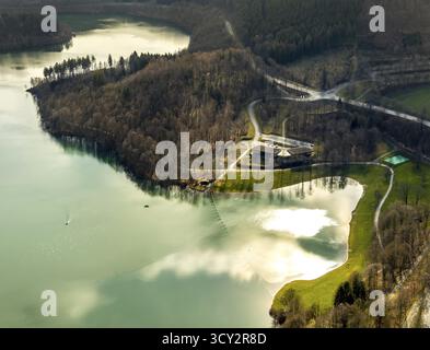 Luftaufnahme, Parkplatz und Ausflugsrestaurant an der Hennetalsperre, H1, Hennesee, Berghausen, Meschede, Sauerland, Nordrhein-Westfalen, Deutschland, Stockfoto