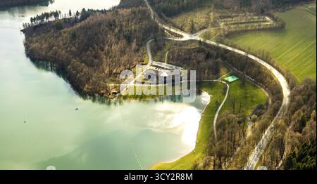 Luftaufnahme, Parkplatz und Ausflugsrestaurant an der Hennetalsperre, H1, Hennesee, Berghausen, Meschede, Sauerland, Nordrhein-Westfalen, Deutschland, Stockfoto