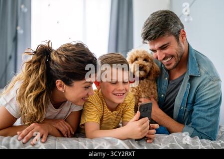 Familie ab drei Personen verbringt fröhlich gemeinsam zu Hause. Eltern, Kinderglückskonzept Stockfoto