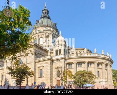 Nahaufnahme der Stephansbasilika von der Südostseite des Stephansplatzes in Budapest, Ungarn. Stockfoto