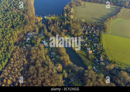 SIEDLUNG OVERRATH 16.12.2020 Dorfzentrum am Ufer des Stever - Flusslaufs in Siedlung Overrath im Bundesland Nordrhein-Westfalen, Deutschland Stockfoto