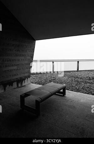 Modernes Gebäude mit Bank und Sonnenlicht an einem bewölkten Tag in Monte Generoso, Tessin, Schweiz. *** Lokale Bildunterschrift *** modern, Gebäude, außen, archit Stockfoto