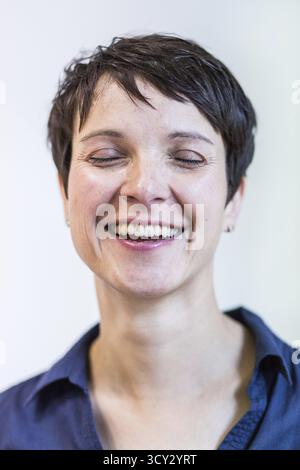 DEU Deutschland Leipzig Porträt der Bundesvorsitzenden der AFD, Alternative für Deutschland, Frauke Petry, im Büro der AFD Sachsen Stockfoto