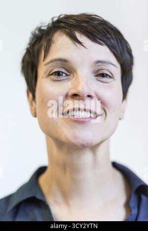 DEU Deutschland Leipzig Porträt der Bundesvorsitzenden der AFD, Alternative für Deutschland, Frauke Petry, im Büro der AFD Sachsen Stockfoto