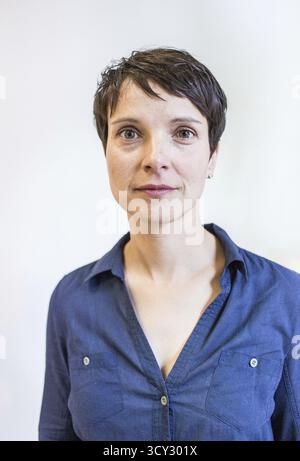 DEU Deutschland Leipzig Porträt der Bundesvorsitzenden der AFD, Alternative für Deutschland, Frauke Petry, im Büro der AFD Sachsen Stockfoto