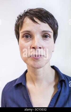 DEU Deutschland Leipzig Porträt der Bundesvorsitzenden der AFD, Alternative für Deutschland, Frauke Petry, im Büro der AFD Sachsen Stockfoto