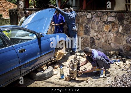 RUANDA RUANDA Kigali Automechaniker demontieren den Motor eines Autos auf der Straße Stockfoto