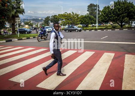 RUANDA RUANDA Kigali Ein Fußgänger im Anzug überquert einen Zebraübergang im Bankenviertel Kiyuvo Stockfoto